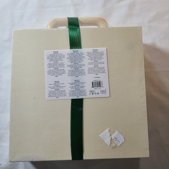 White Rose Jasmine Bath & Body Set | Aromatherapy Gift in Wood Curio Box - Picture 5 of 5